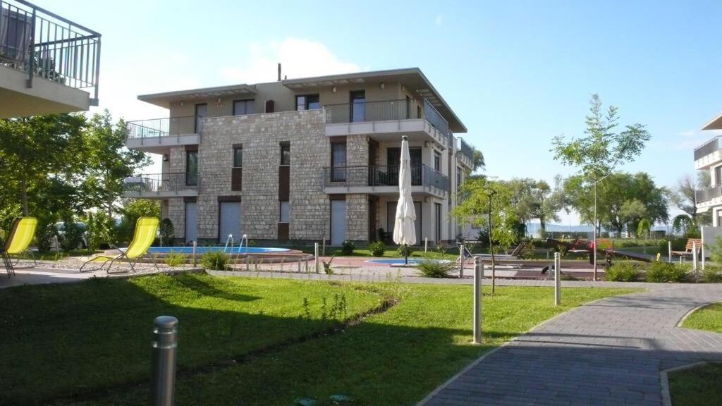 Lakeside Luxury Apartment Zamárdi Buitenkant foto