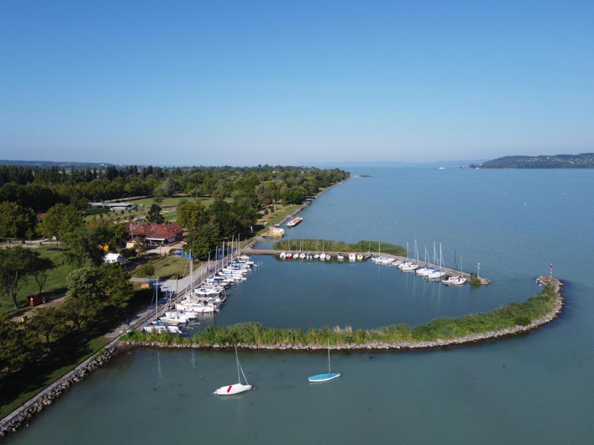 Lakeside Luxury Apartment Zamárdi Buitenkant foto