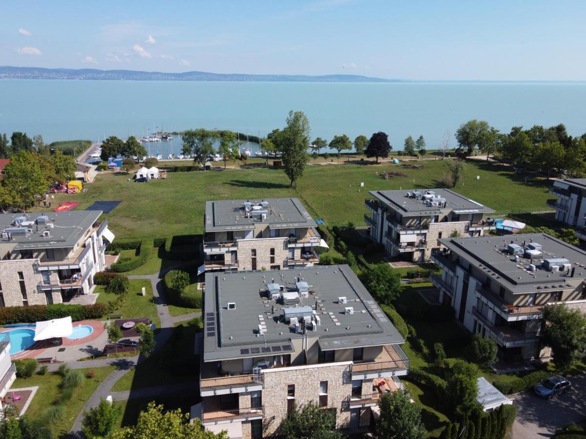Lakeside Luxury Apartment Zamárdi Buitenkant foto
