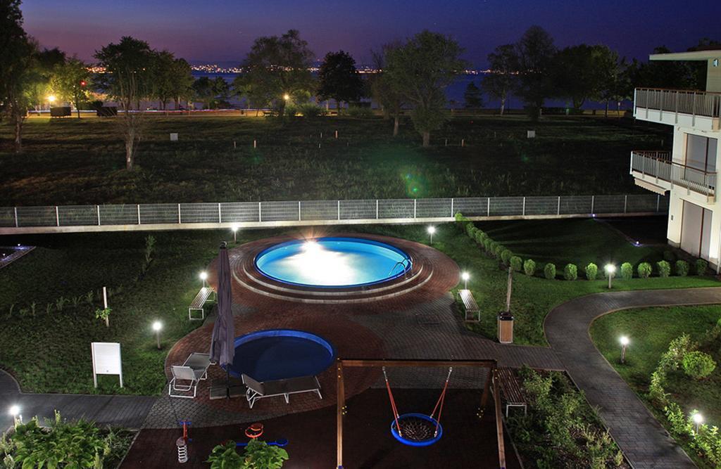 Lakeside Luxury Apartment Zamárdi Buitenkant foto